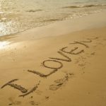 砂浜に書いた「I LOVE YOU」の文字