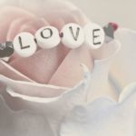 「LOVE」の文字のブレスレット