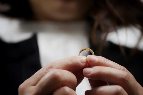 指輪を見つめる女性
