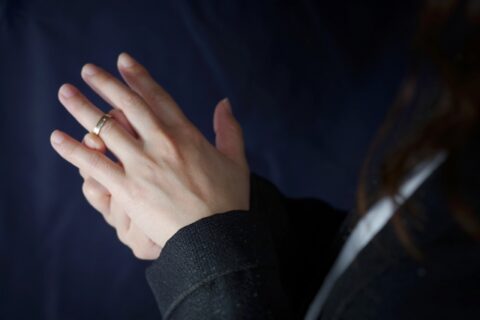 指輪を外す女性の手