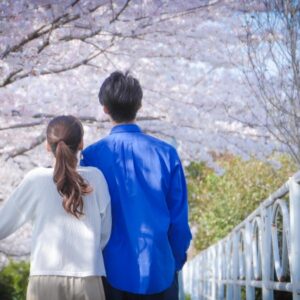 桜を見るカップル